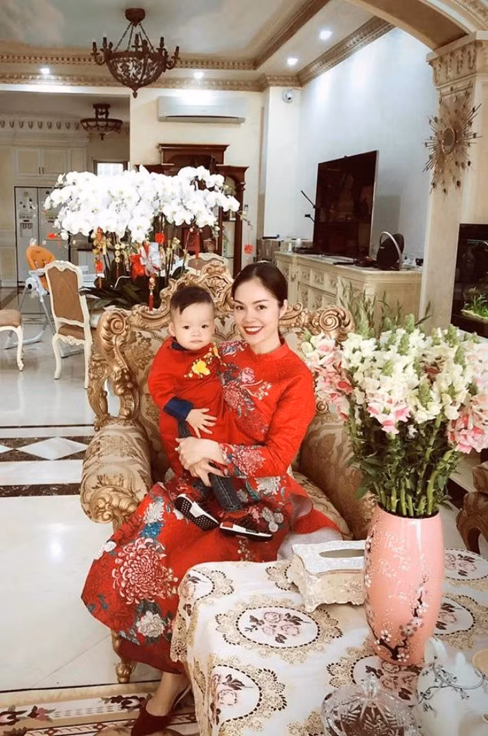 Nội thất trong nhà sang trọng với phong cách tânc cổ điển. Ảnh: FBNV