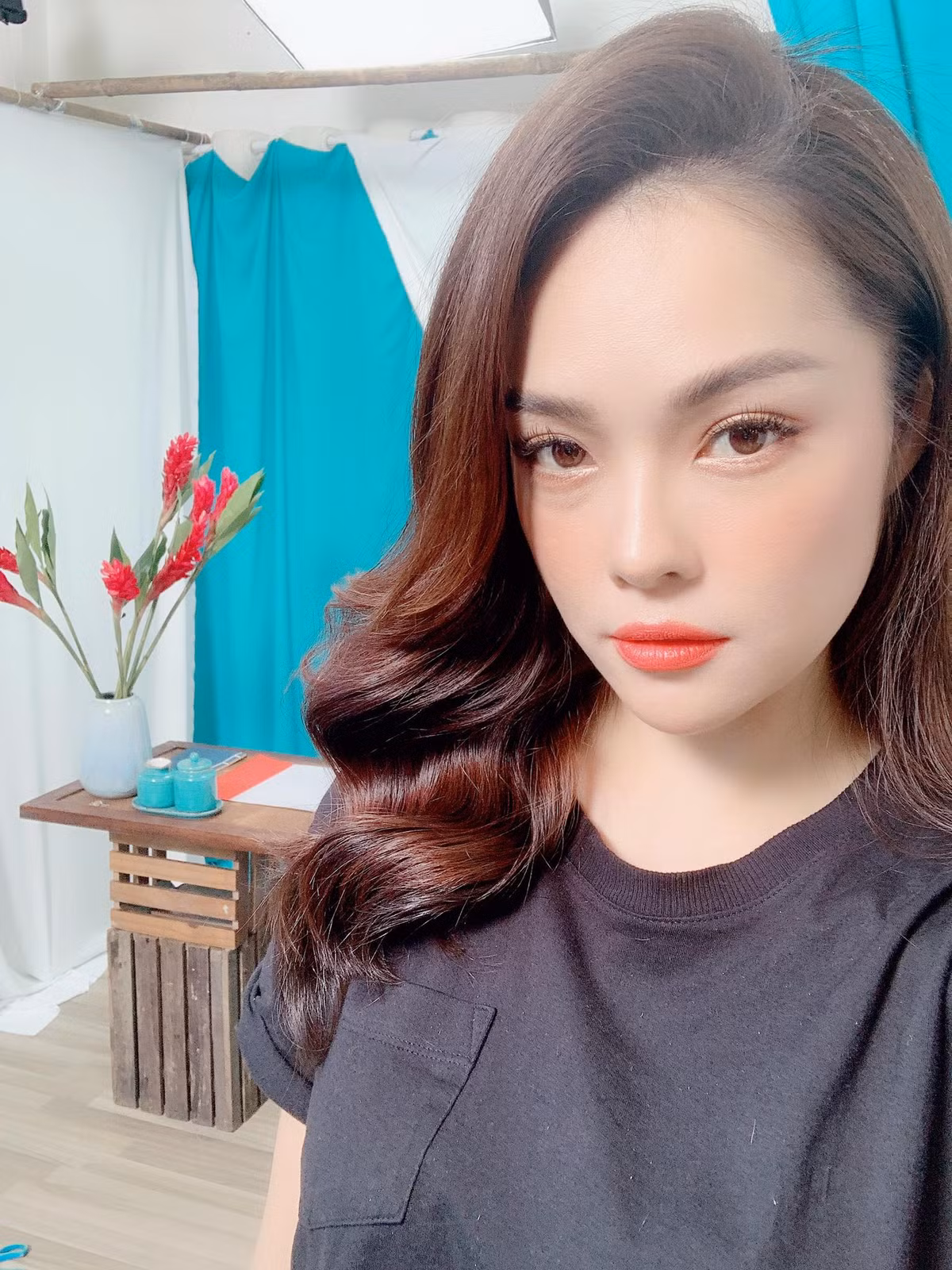 Khoảng 1 năm trở lại đây, Dương Cẩm Lynh chăm chỉ trở lại hoạt động diễn xuất và công việc kinh doanh, hằng ngày livestream bán hàng để có thể ổn định kinh tế. Ảnh: FBNV