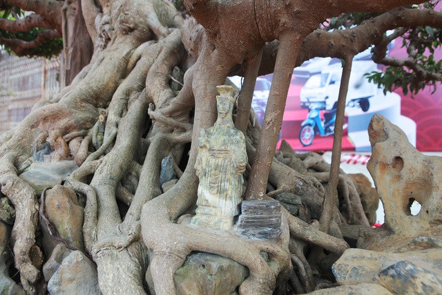 Trên bệ rễ cây còn có tượng Lý Thái Tổ đục bằng đá bán quý. Ảnh: Dân trí