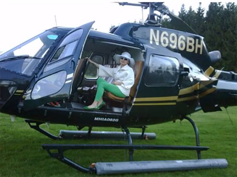 Để phục vụ cho việc du ngoạn, thưởng cảnh, vợ chồng Hà Phương sắm cả trực thăng riêng. Ảnh: Internet