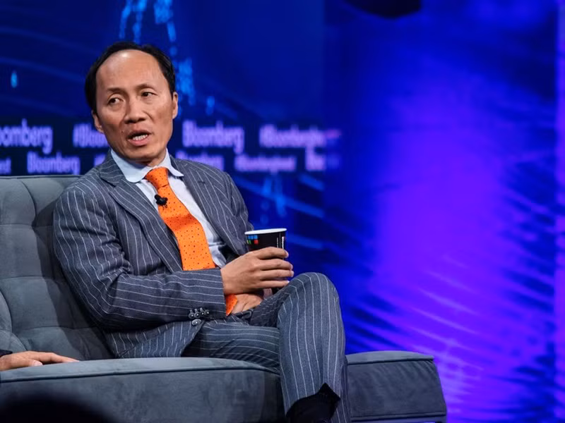 Chồng ca sĩ Hà Phương là tỷ phú người Mỹ gốc Việt Chính Chu. Báo chí Mỹ đã gọi Chính Chu là "người đàn ông đáng gờm" hay "sói già" của phố Wall. Giới kinh doanh người Việt sống tại Mỹ đánh giá ông là một trong những người thành đạt nổi bật trong cộng đồng. Ảnh: Internet