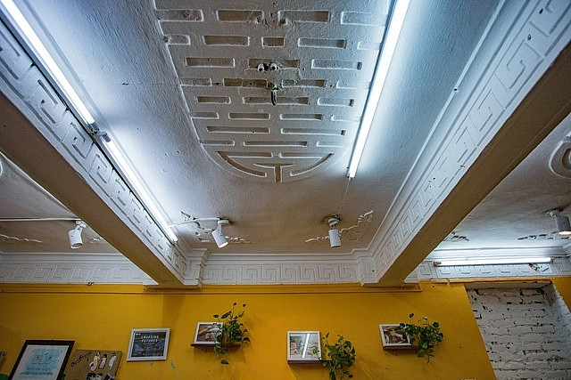 Ở bên trong, các hoạ tiết trang trí đậm chất Việt được chạm khắc tinh xảo. Ảnh: Dân trí