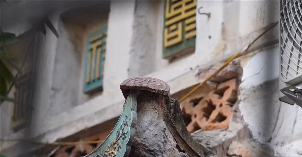 Dù vậy, một phần mái che của căn biệt thự cổ vẫn giữ được những hoa văn nguyên bản. Ảnh: Lao động