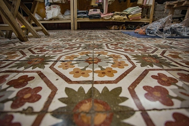 Gạch ốp sàn vẫn bền màu, chưa hư hỏng. Ảnh: Dân trí