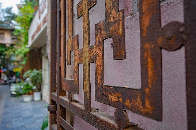 Chiếc cổng hoen rỉ theo thời gian. Ảnh: Dân trí