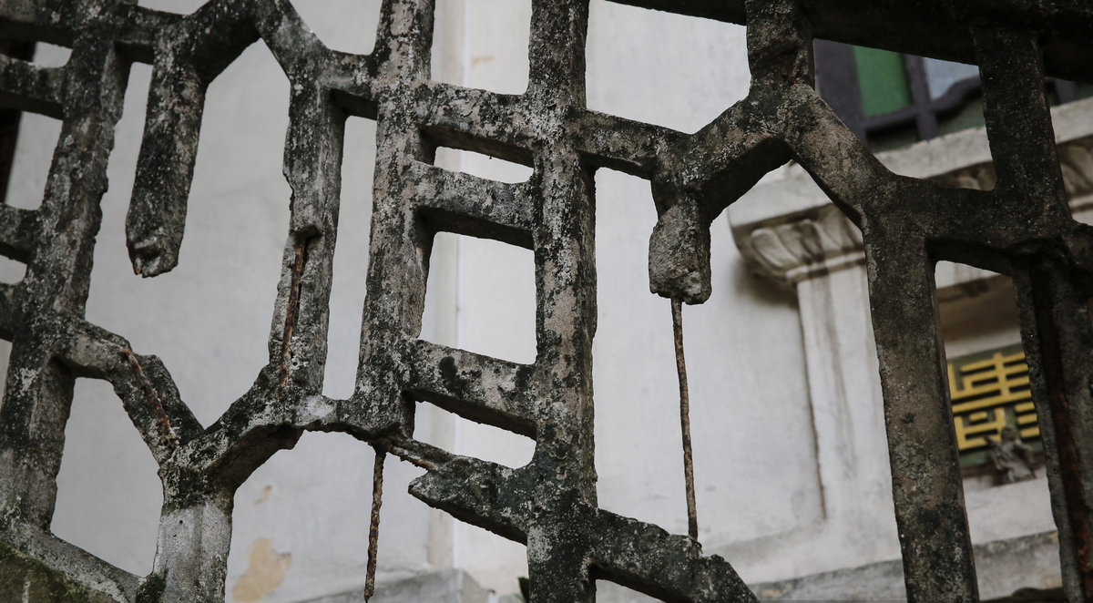 Trải qua gần một thế kỷ, căn biệt thự mang phong cách Pháp dã phần nào xuống cấp. Ảnh: Dân Việt