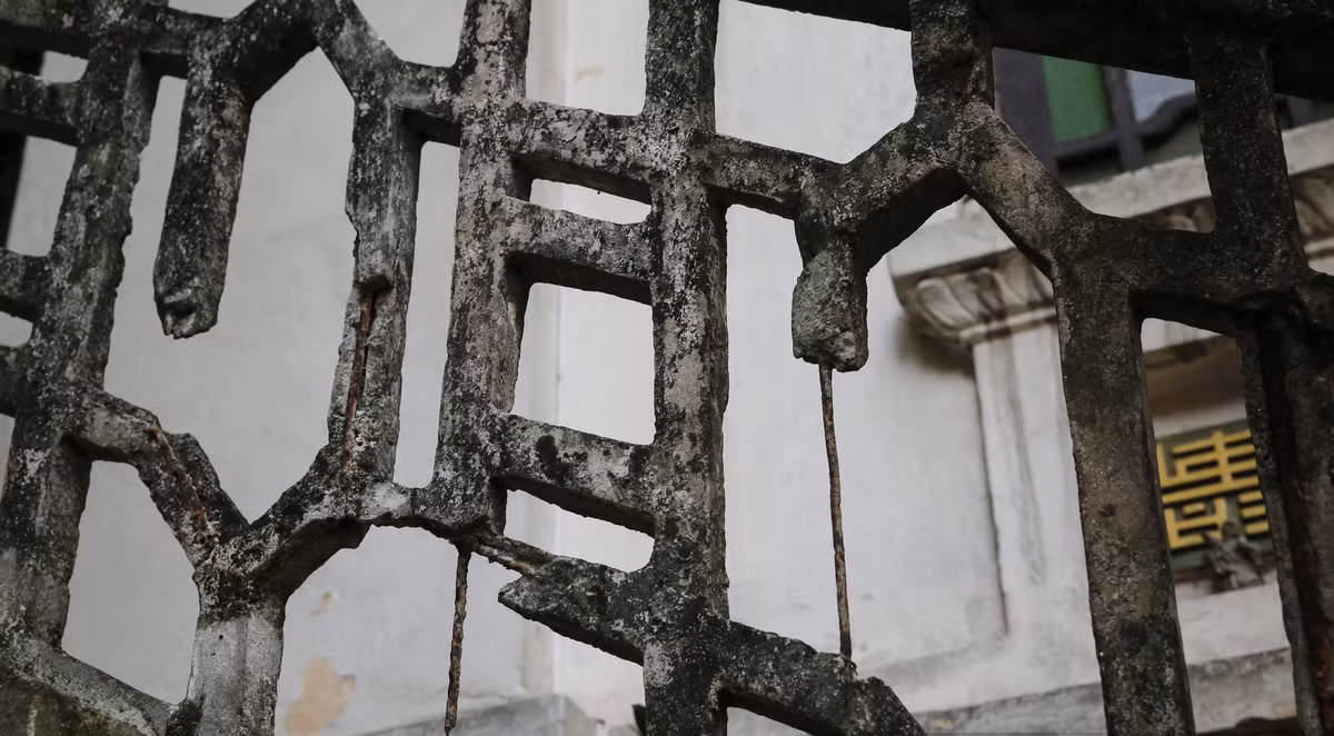 Trải qua gần một thế kỷ, căn biệt thự mang phong cách Pháp dã phần nào xuống cấp. Ảnh: Dân Việt