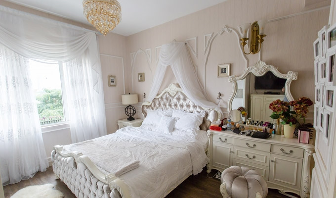 Phòng ngủ của Quế Vân có gam màu trắng chủ đạo với điểm nhấn là chiếc giường "công chúa". Ảnh: Ngoisao