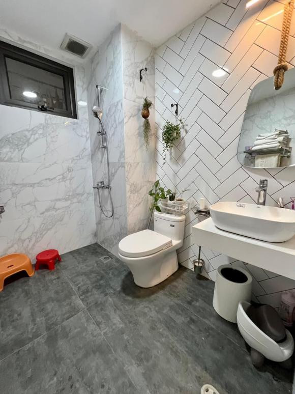 Phòng tắm sang trọng với tông màu trắng. Ảnh: FBNV