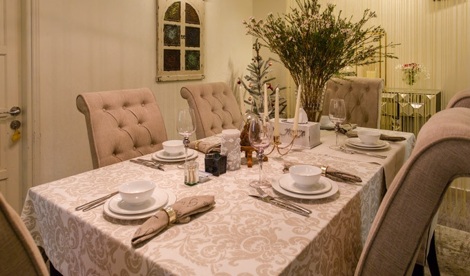 Phòng ăn với bộ bàn ghế, dao dĩa cao cấp như trong khách sạn 5 sao. Ảnh: Ngoisao