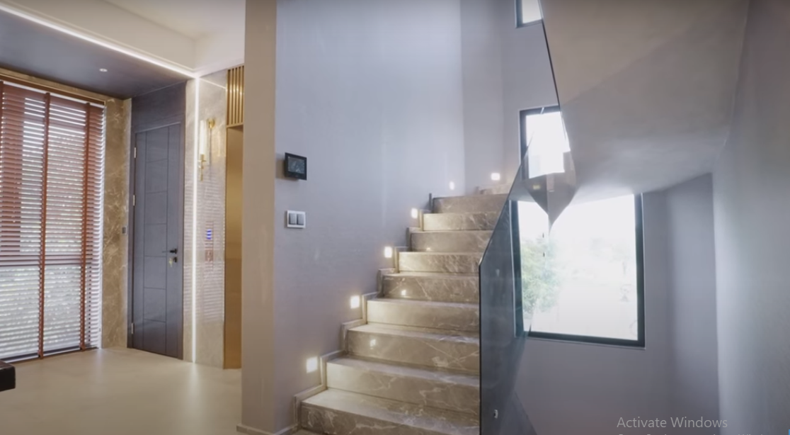 Cầu thang bộ rộng, có lan can bằng kính hiện đại.