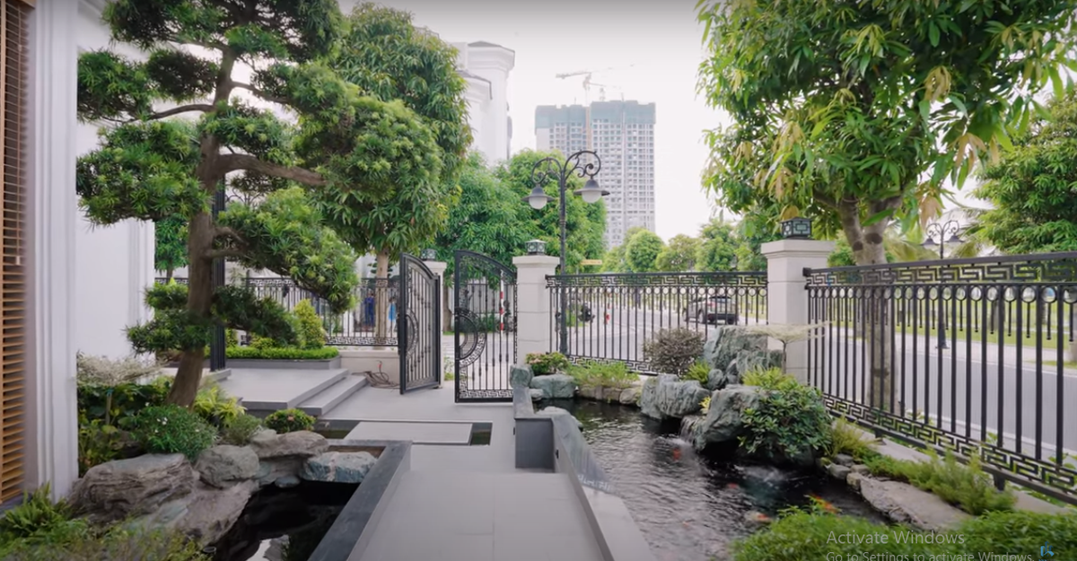 Không gian sân vườn rộng rãi với rất nhiều cây xanh, có lối đi riêng và hồ cá Koi đẹp mắt.