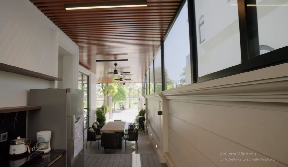 Trong khuôn viên sân vườn còn có bàn ăn và bếp BBQ.