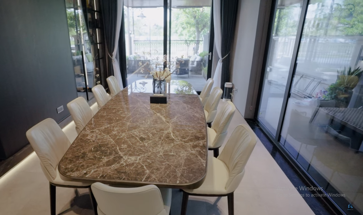 Khu vực bàn ăn tràn ngập ánh sáng.