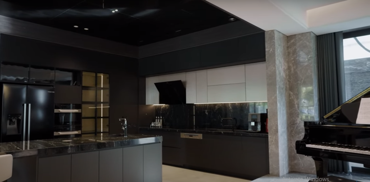 Thoáng mát không kém là khu bếp với bàn đảo rất rộng, tông màu đen sang trọng.