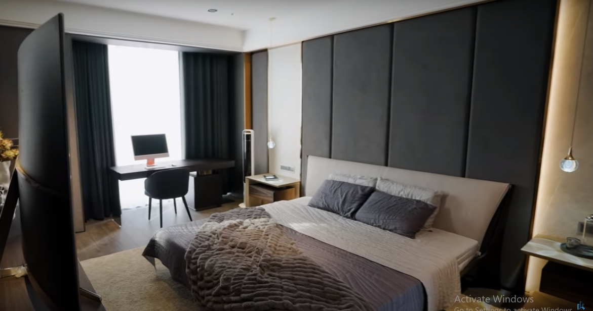 Phòng ngủ master bố trí khoa học, với tông màu trung tính chủ đạo.