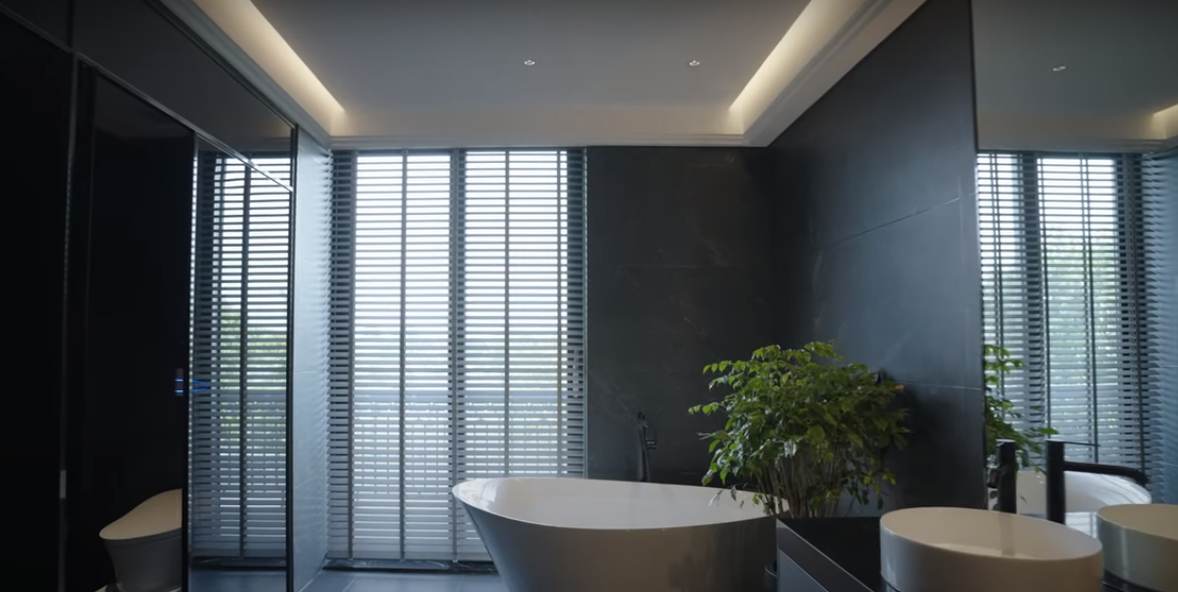 Phòng tắm sang trọng với hàng loạt thiết bị đến từ thương hiệu cao cấp. Nguồn ảnh: chụp màn hình NhaF