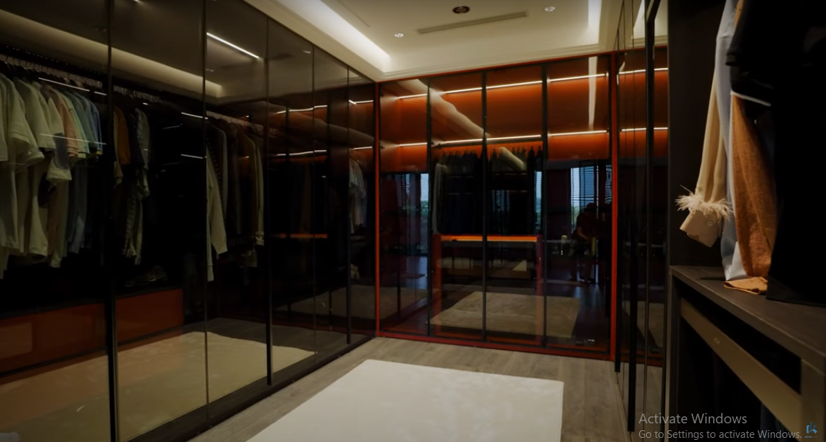 Cạnh đó là phòng thay đồ "rộng mênh mông".