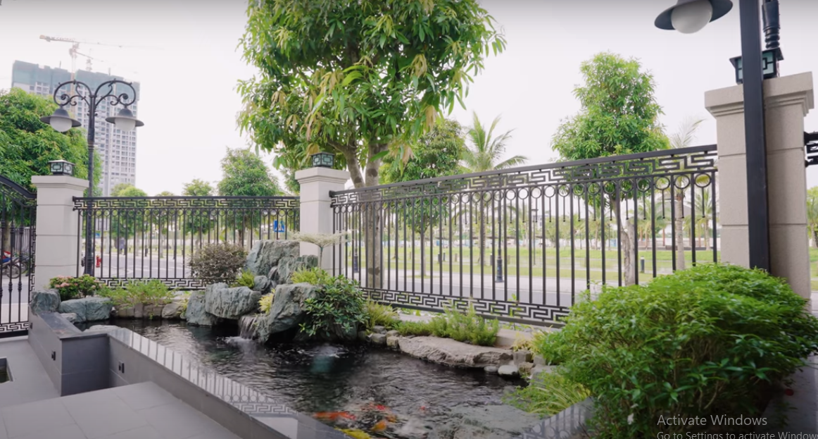 Toàn bộ sơn tường bao bên ngoài đều được sơn hiệu ứng giả đá, giúp tăng thêm độ sang trọng.