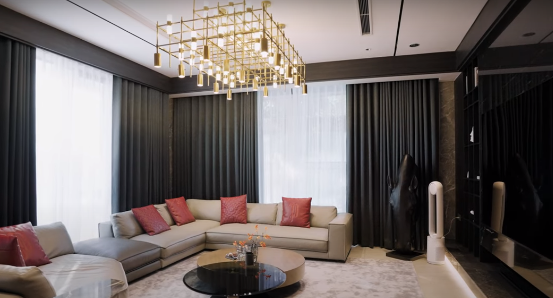 Ở bên trong, phòng khách rộng rãi mang thiết kế hiện đại. Tất cả đều được bao bọc bởi vật liệu cao cấp như gạch men, đá tự nhiên, da bò thật...