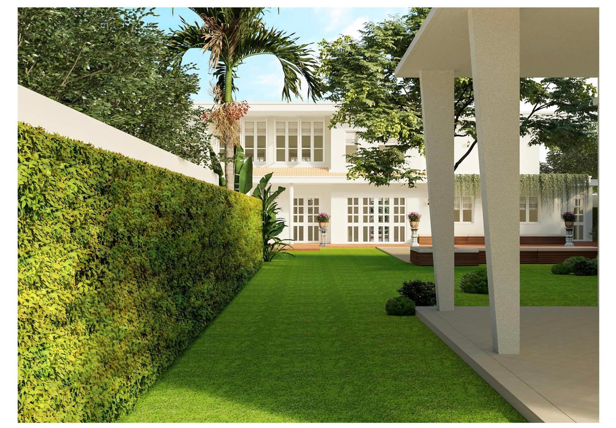 Căn biệt thự có sân vườn rộng lớn thoáng đãng, kết hợp với hồ bơi ngoài trời, xung quanh bố trí nhiều cây xanh, trông không khác gì một ngôi trường.