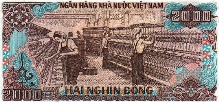 Năm 1988, tờ tiền 2000 đồng được phát hành. Thời điểm tờ tiền 2000 đồng được phát hành, Ngân hàng nhà nước Việt Nam quyết định lấy bối cảnh khu sản xuất cùng 3 nữ công nhân của Nhà máy dệt Nam Định để in lên mặt sau của tờ tiền. Ảnh: Internet