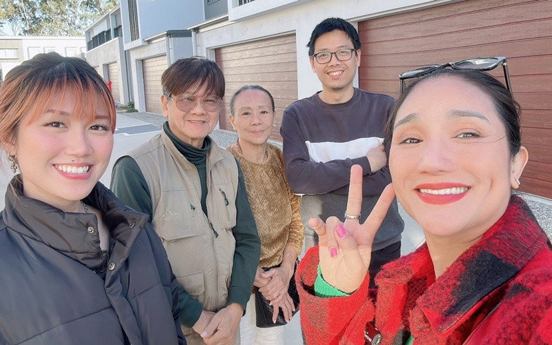 Mới đây, "bà mối" Cát Tường đưa bố mẹ ruột sang Úc 2 tuần để nghỉ dưỡng, du lịch, sum họp với con gái Tường An tại Úc. Ảnh: FBNV