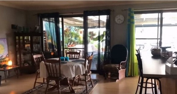 Nội thất trong nhà không quá cầu kỳ. Ảnh: chụp màn hình