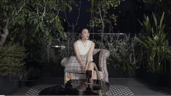 Không gian sân thượng thoáng mát, có nhiều cây xanh.