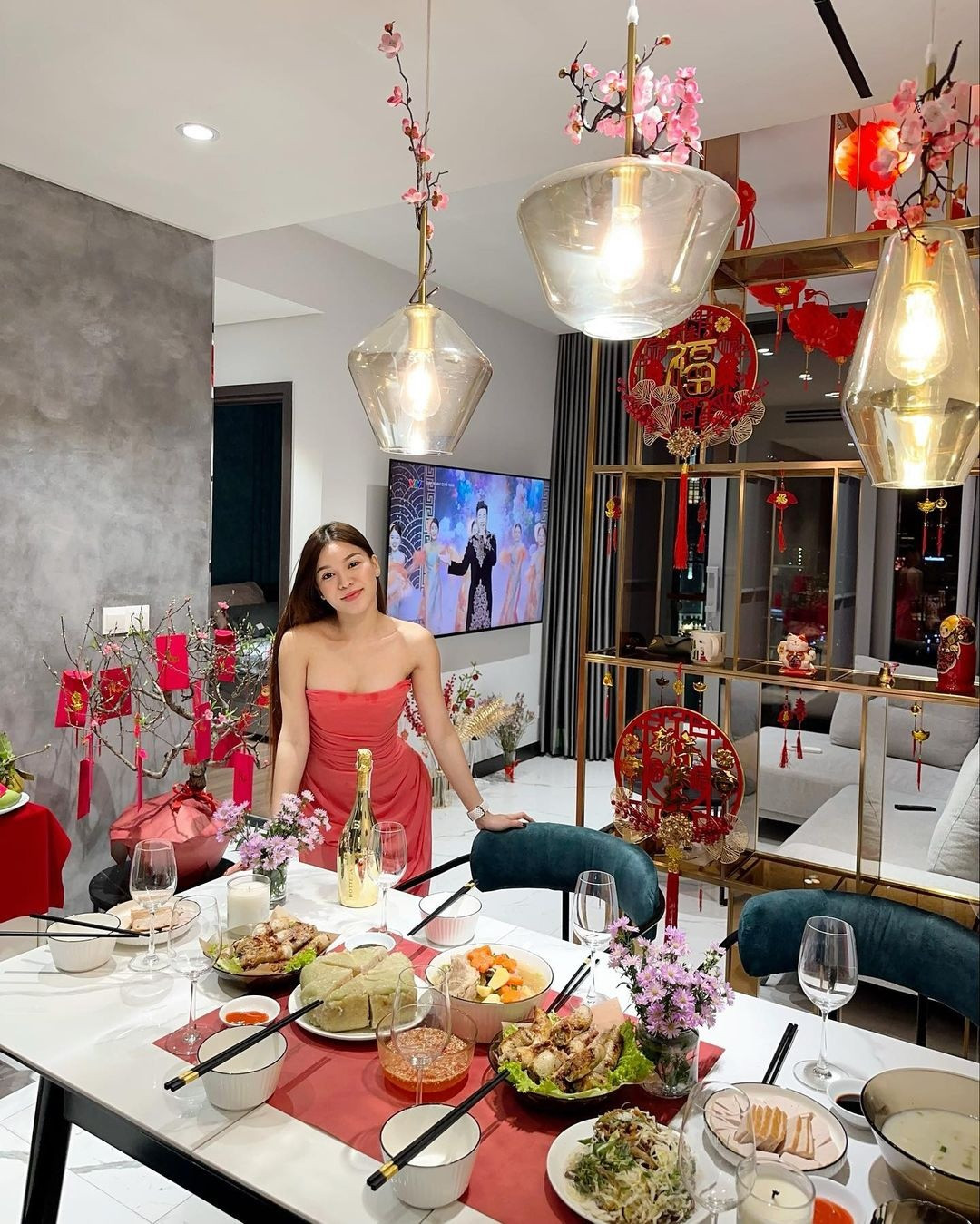 Bạn gái Yến Xuân của Văn Lâm chụp ảnh trong căn hộ trong dịp Tết vừa qua.