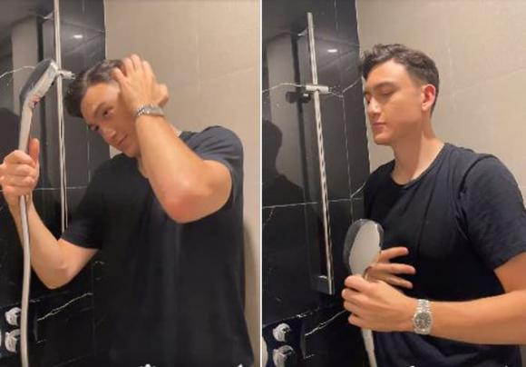 Đặng Văn Lâm hé lộ một góc trong phòng tắm.