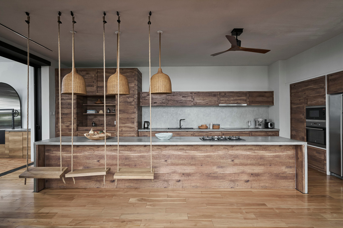 Khu bếp được điểm xuyết bằng những chiếc xích đu.