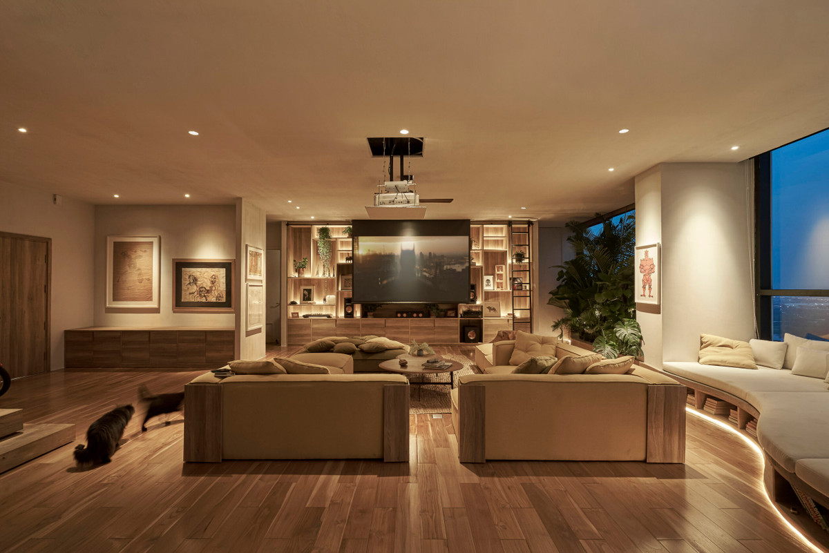 Căn hộ sử dụng chủ yếu là vật liệu ấm áp như gỗ và vữa, kết hợp với hệ thống cây xanh tạo bầu không khí xanh nhiệt đới sống động.