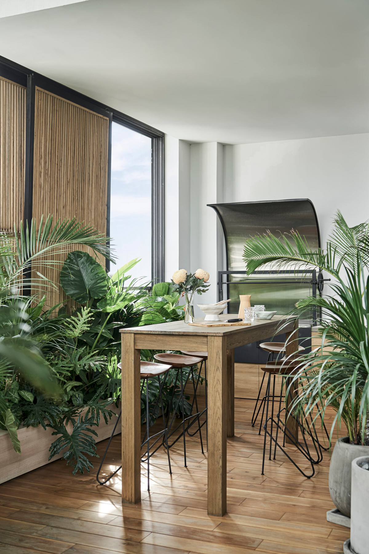 Điều này khiến căn hộ chẳng khác một khu rừng nhiệt đới thu nhỏ giữa lòng thành phố ồn ào.