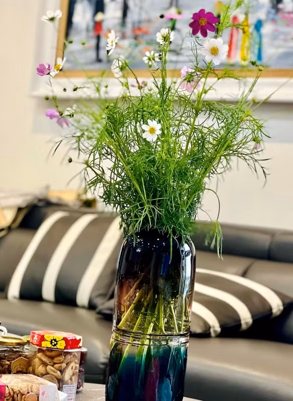 Yêu không gian xanh mát nên góc nào nhà của Thanh Hương cũng có những chậu cây nhỏ xinh, từ trên bàn ăn tới phòng khách. Ảnh: FBNV