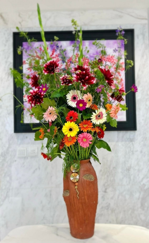 Những bình hoa xinh xắn tô điểm cho không gian sống của Thanh Hương. Ảnh: FBNV