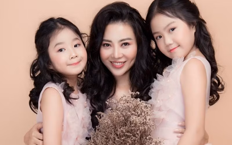 Thanh Hương đã có hơn 10 năm tuổi nghề và có tổ ấm hạnh phúc bên người chồng doanh nhân thành đạt cùng 2 cô con gái nhỏ. Ảnh: FBNV