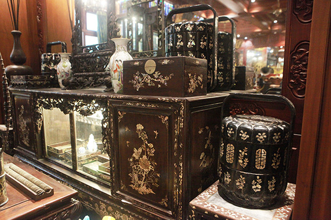 Nhà sưu tập cho biết, chỉ người trong nghề mới biết được nó có giá trị. Nhiều cái phải lấy kính hiển vi để soi chi tiết, phân biệt đồ cổ và giả cổ. Ảnh: Người đưa tin