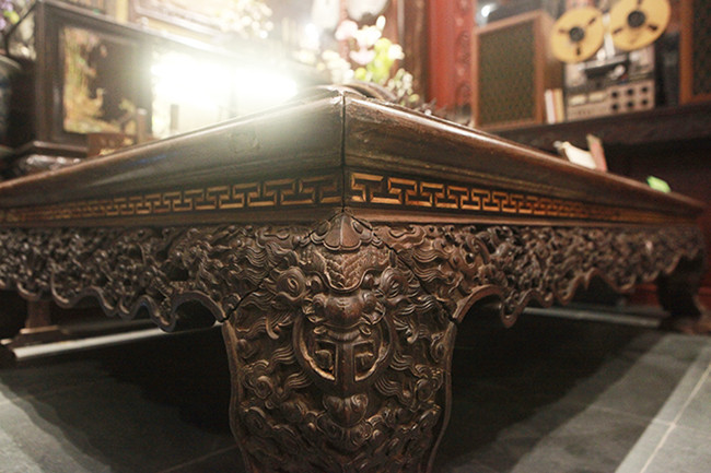 Chiếc sập gụ được khảm vàng và đính ngọc... Ảnh: Người đưa tin