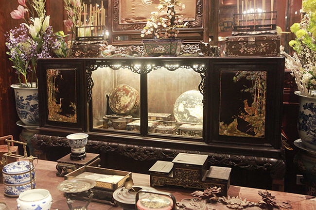 Phía bên trong sập là chiếc tủ chè, khảm ốc có giá tiền tỷ. Ảnh: Dân Việt