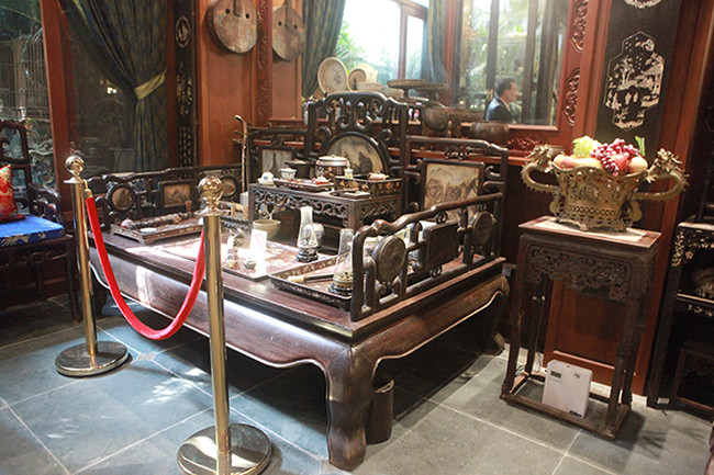 Ngoài ra còn có chiếc sập Tàu dùng để hút thuốc phiện của nhà giàu xưa. Ảnh: Dân Việt