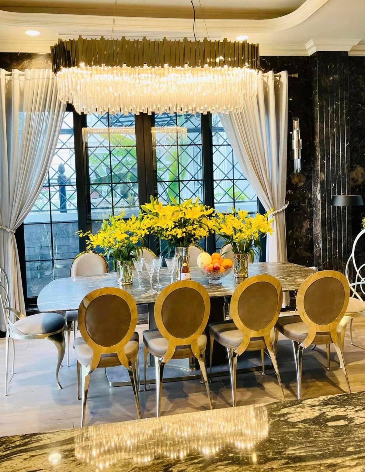 Khu vực bàn ăn tràn ngập ánh sáng và hoa.