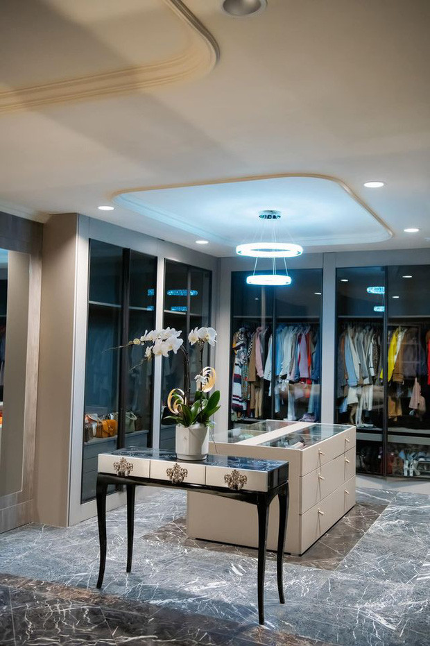 Không gian rộng rãi để quần áo, phụ kiện của Lã Thanh Huyền.