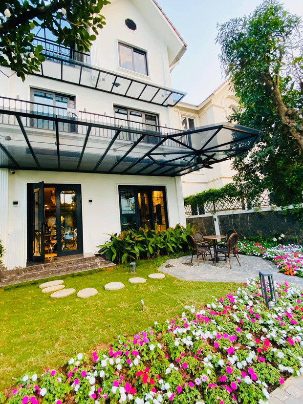 Biệt thự của Lã Thanh Huyền có diện tích 450 m2 sàn và 150 m2 sân vườn.