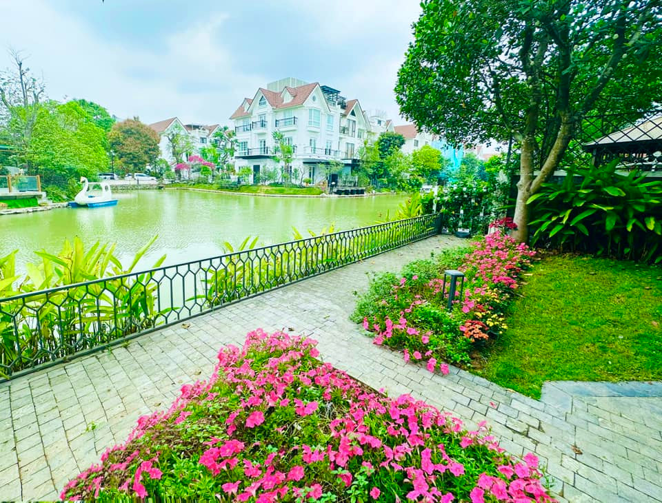 Biệt thự có view ngắm sông nước mênh mông lãng mạn.