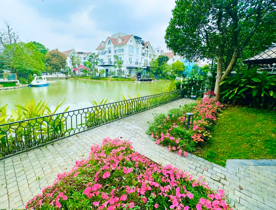 Biệt thự có view ngắm sông nước mênh mông lãng mạn.