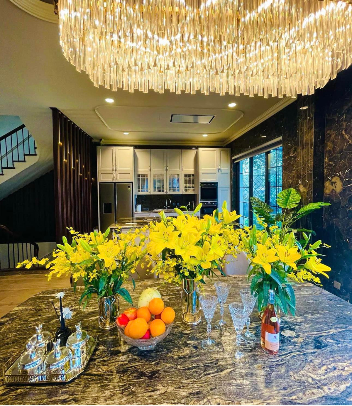 Không chỉ sân vườn, Lã Thanh Huyền còn trang trí rất nhiều hoa bên trong biệt thự.