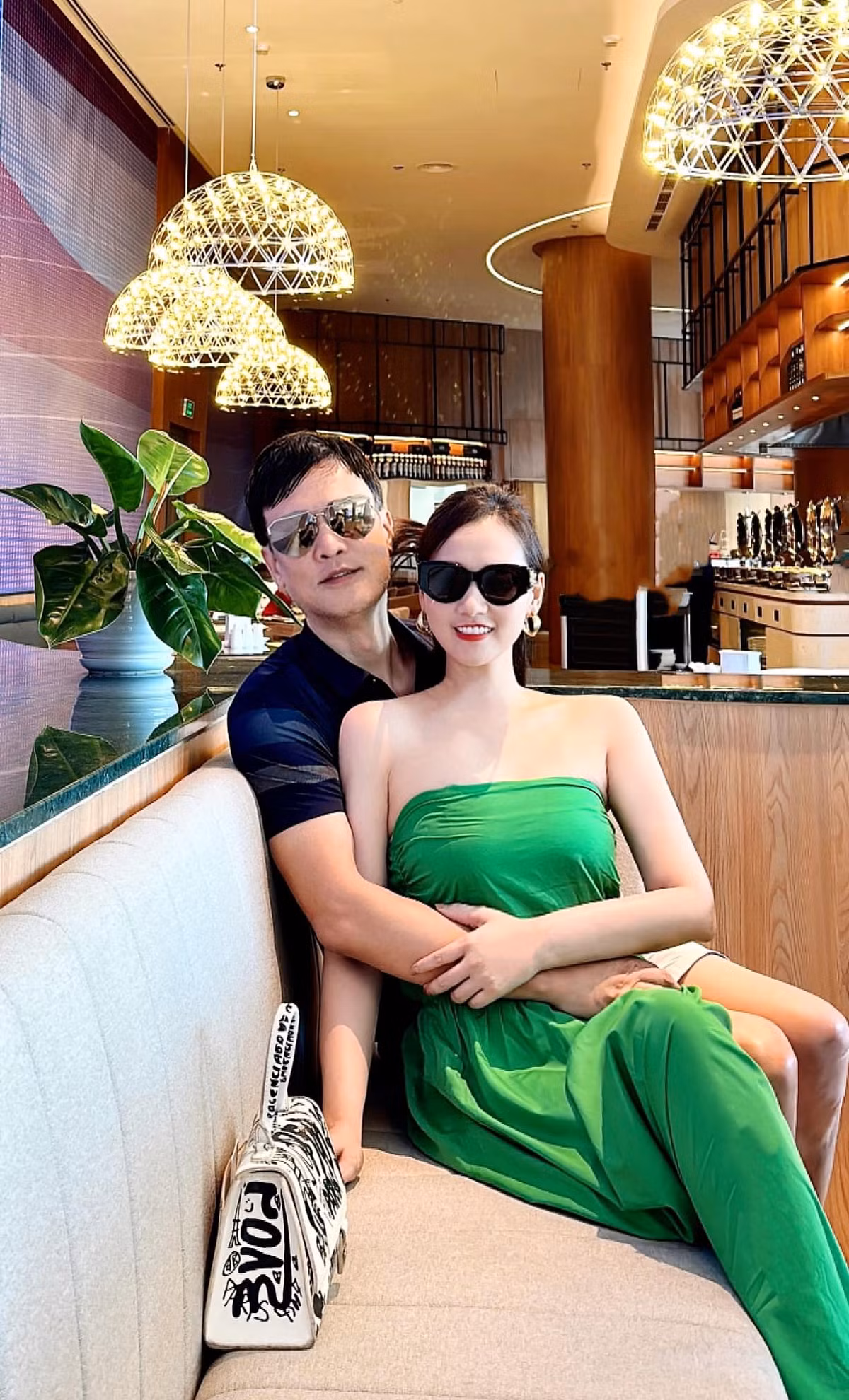 Trên Facebook cá nhân, Lã Thanh Huyền thường hài hước gọi chồng là "sugar daddy". Nữ diễn viên có nhiều status viết như: Nghỉ lễ cũng sugar daddy; Flex sugar daddy bao nuôi 17 năm qua.