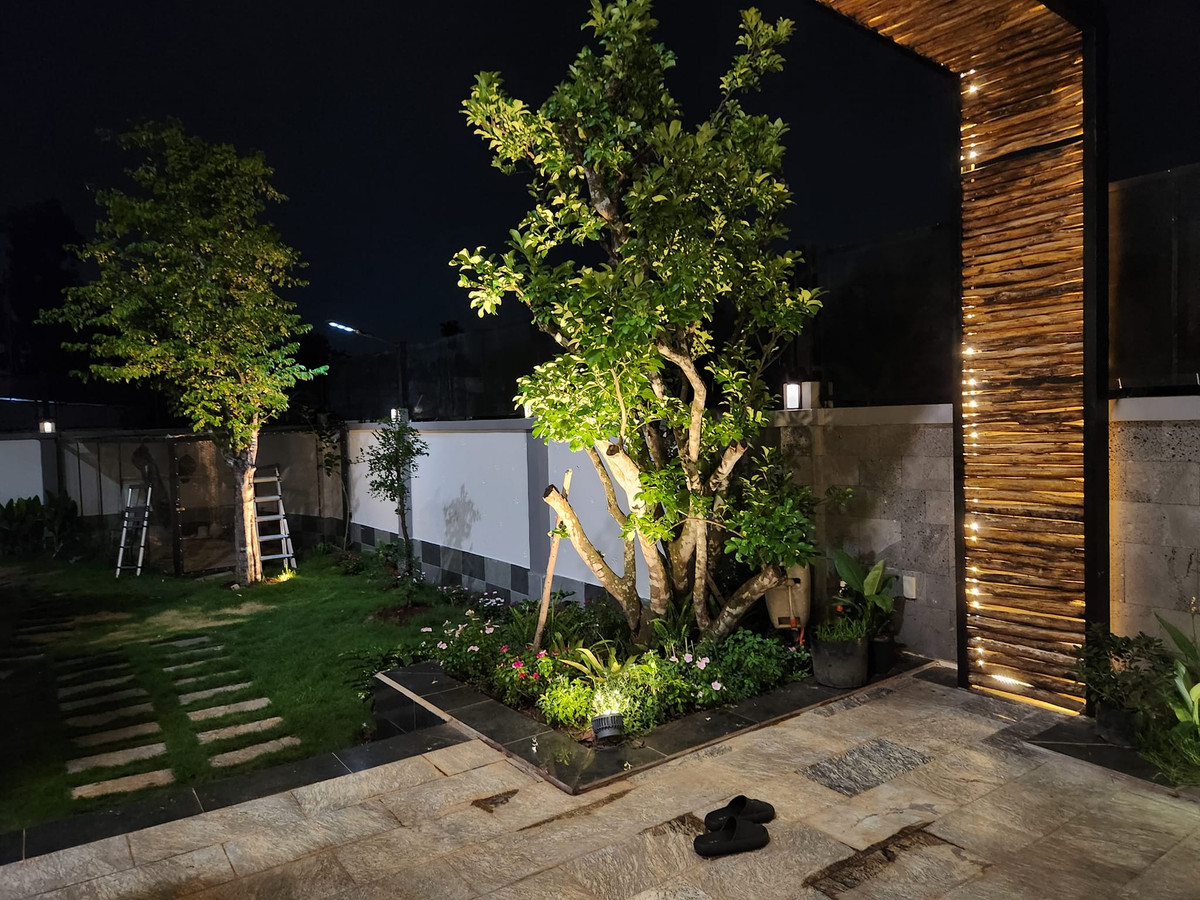 Trong khuôn viên sân vườn trồng nhiều cây xanh lấy bóng mát.