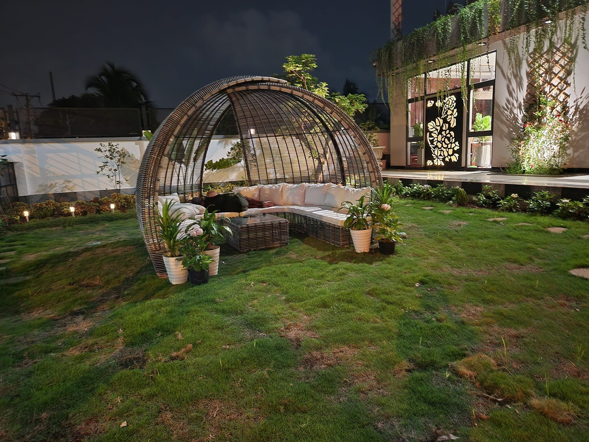 Tại đây, ca sĩ Quách Thành Danh bố trí các bộ bàn trà, ghế nghỉ để gia đình thư giãn.